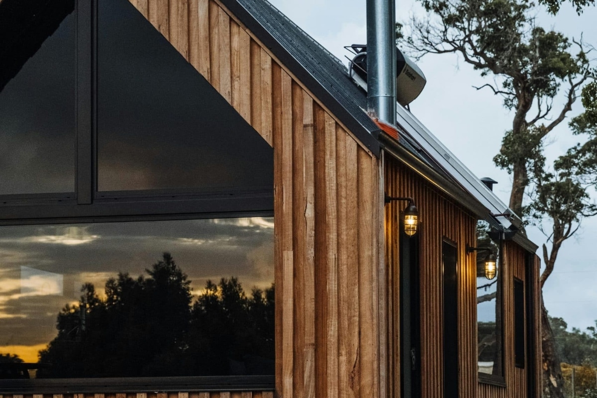 Maison en bois moderne avec terrasse surélevée et bardage naturel