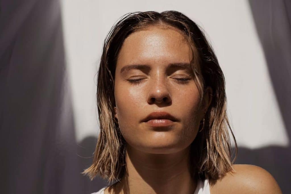 Visage d'une femme au soleil